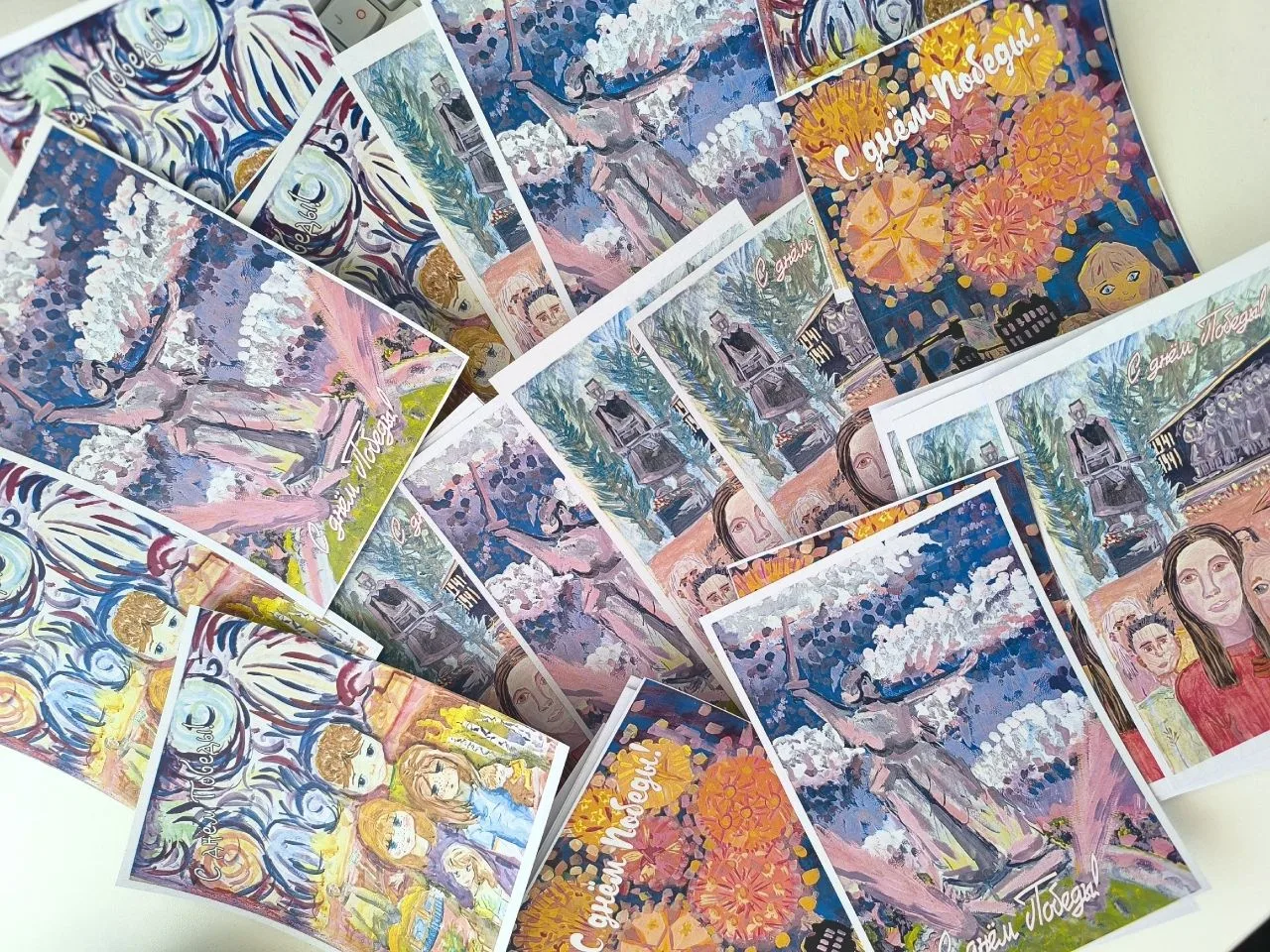 👍 Учащиеся художественного отделения подготовили прекрасные открытки для участников СВО ко Дню Побе