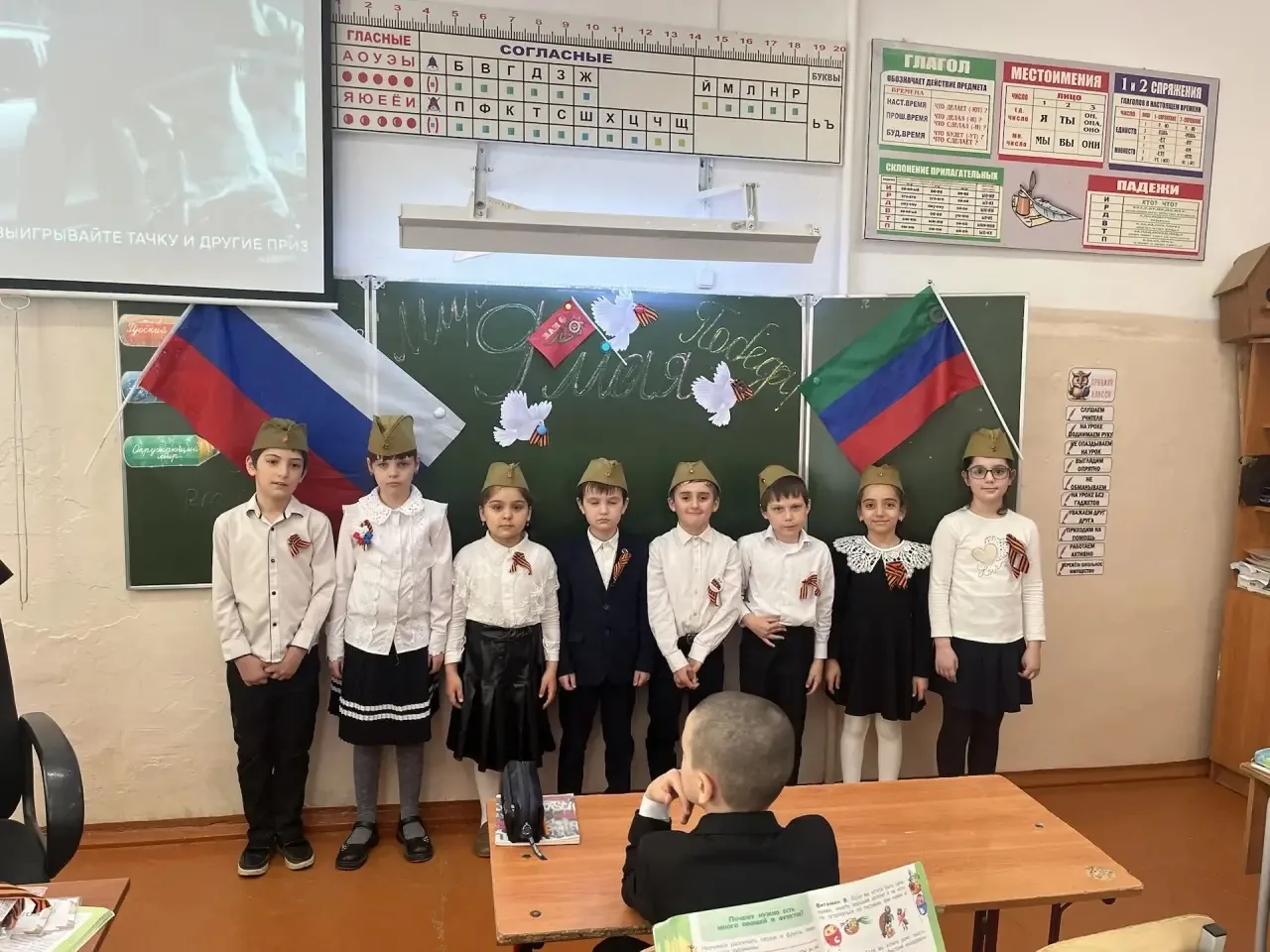 В 1 «Е» классе прошел классный час, посвященный Дню Великой Победы. Дети читали стихи , пели песни, 