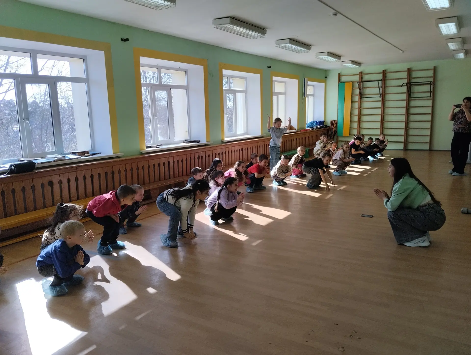 2 апреля в гости в МАОУ «СОШ№1» пришли самые маленькие, но уже очень серьезные гости: будущие первок