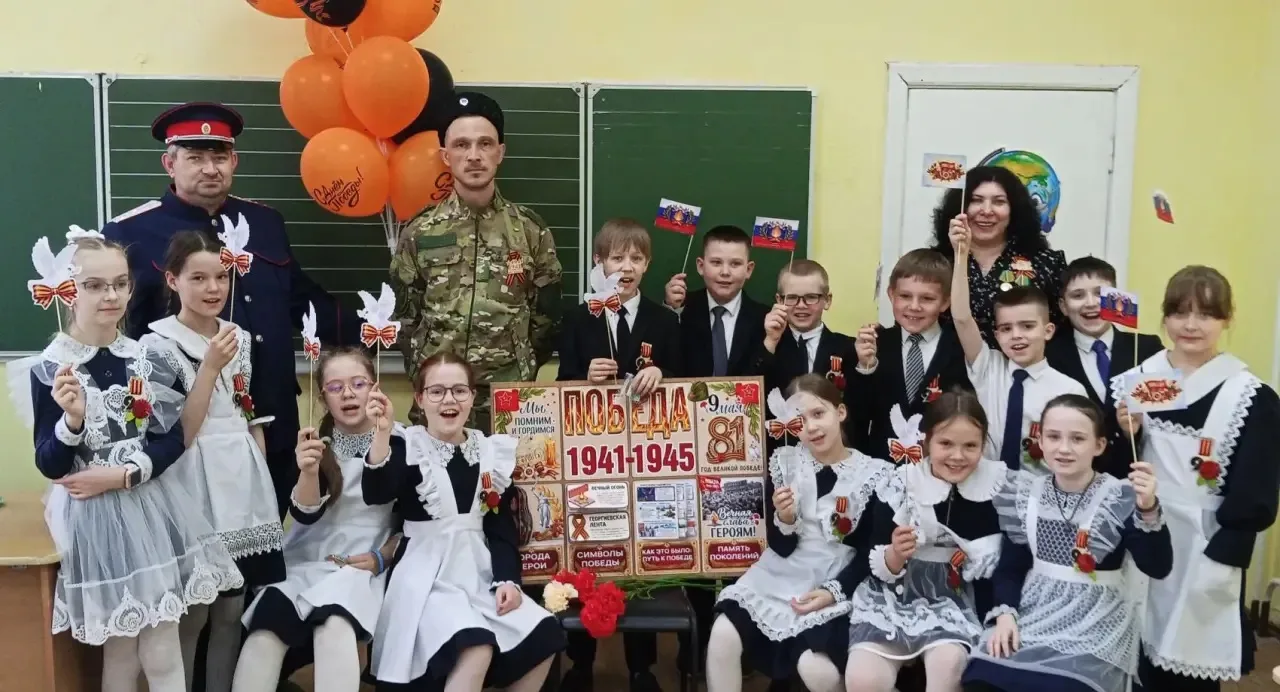 ✨ 7 мая для учащихся начальной школы прошёл мастер-класс "Значок на Георгиевской ленте"  Казаки фили