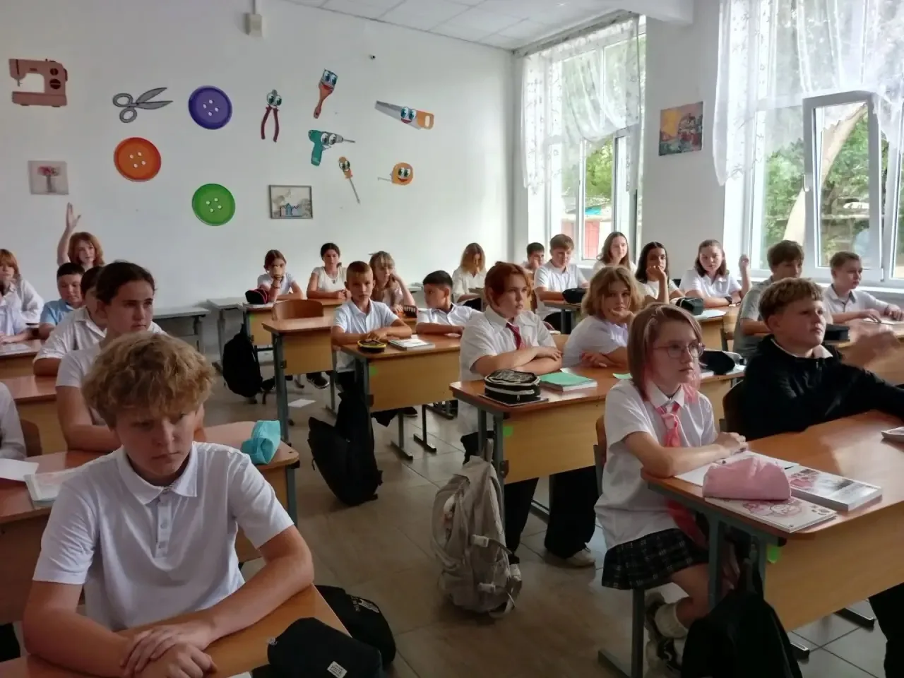 Сегодня в школе прошли уроки безопасности, на которые была приглашена инспектор ОПДН 🚓...