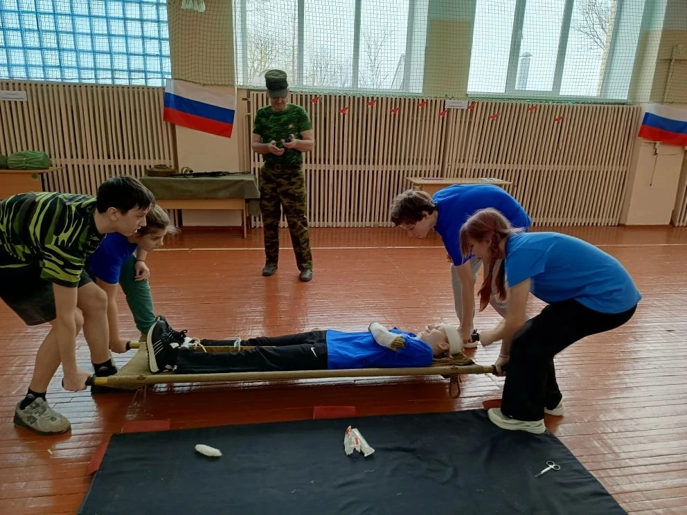 Сегодня в нашей школе прошла военно-патриотическая игра "Зарница", приуроченная ко Дню ...
