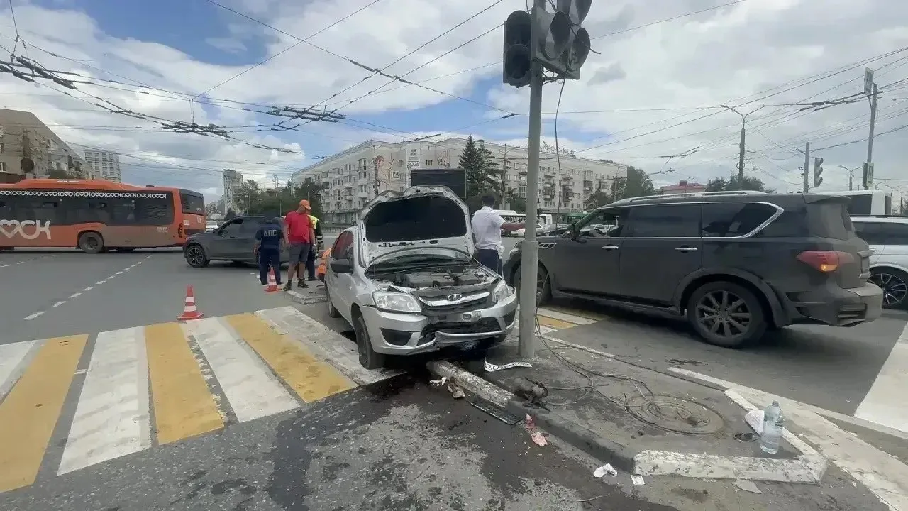 В Омске водитель легковушки наехал на пешеходов, пострадали семь человек, сообщили в МВД.