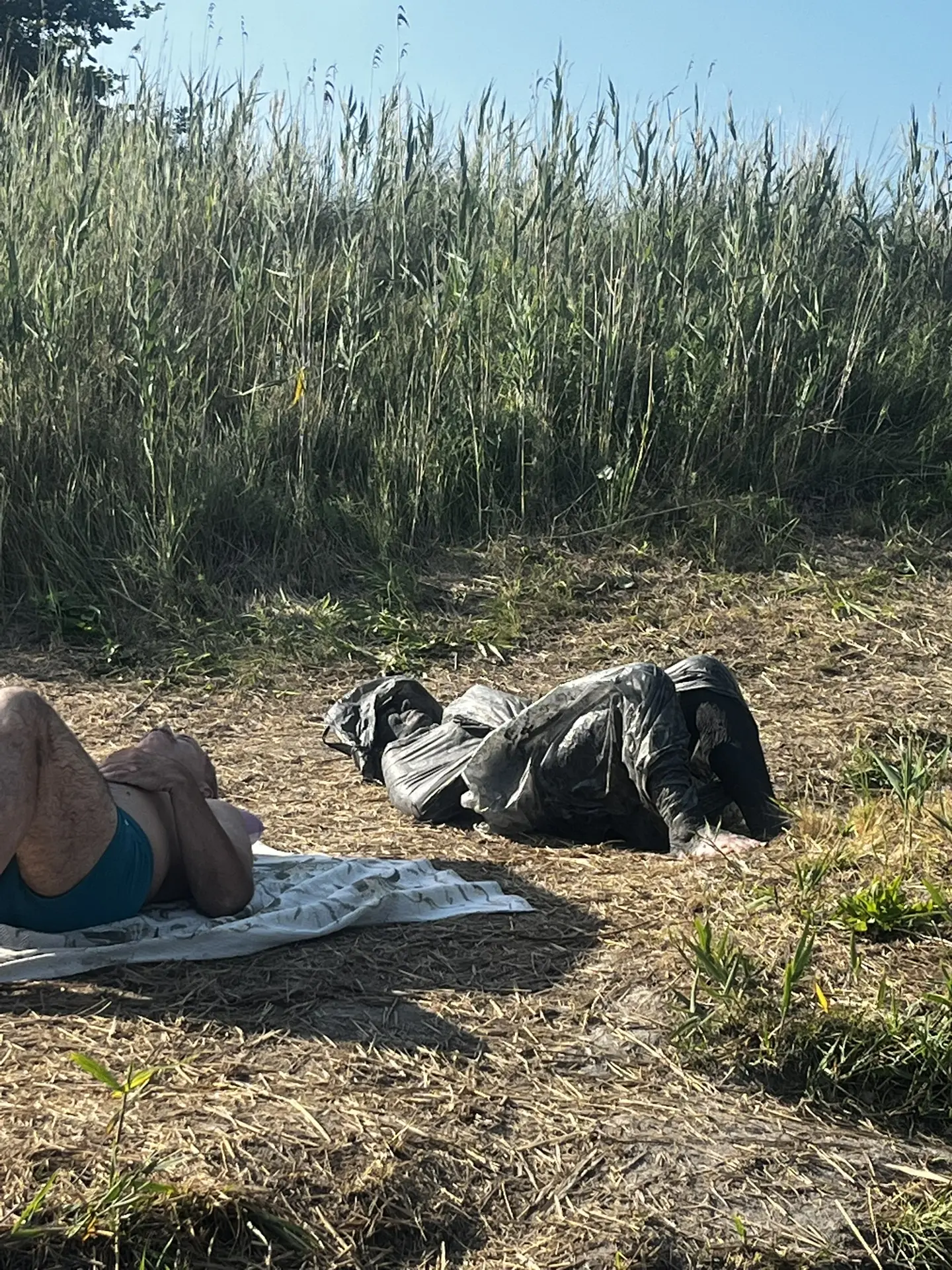 Экспонат) будто мертвый человек лежит. А это женщина,выглядит жутко 🤣
