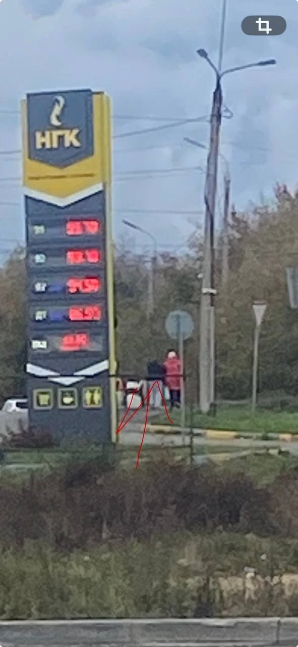 Понравилась девочка хотел бы познакомиться кто её знает дайте юз пж