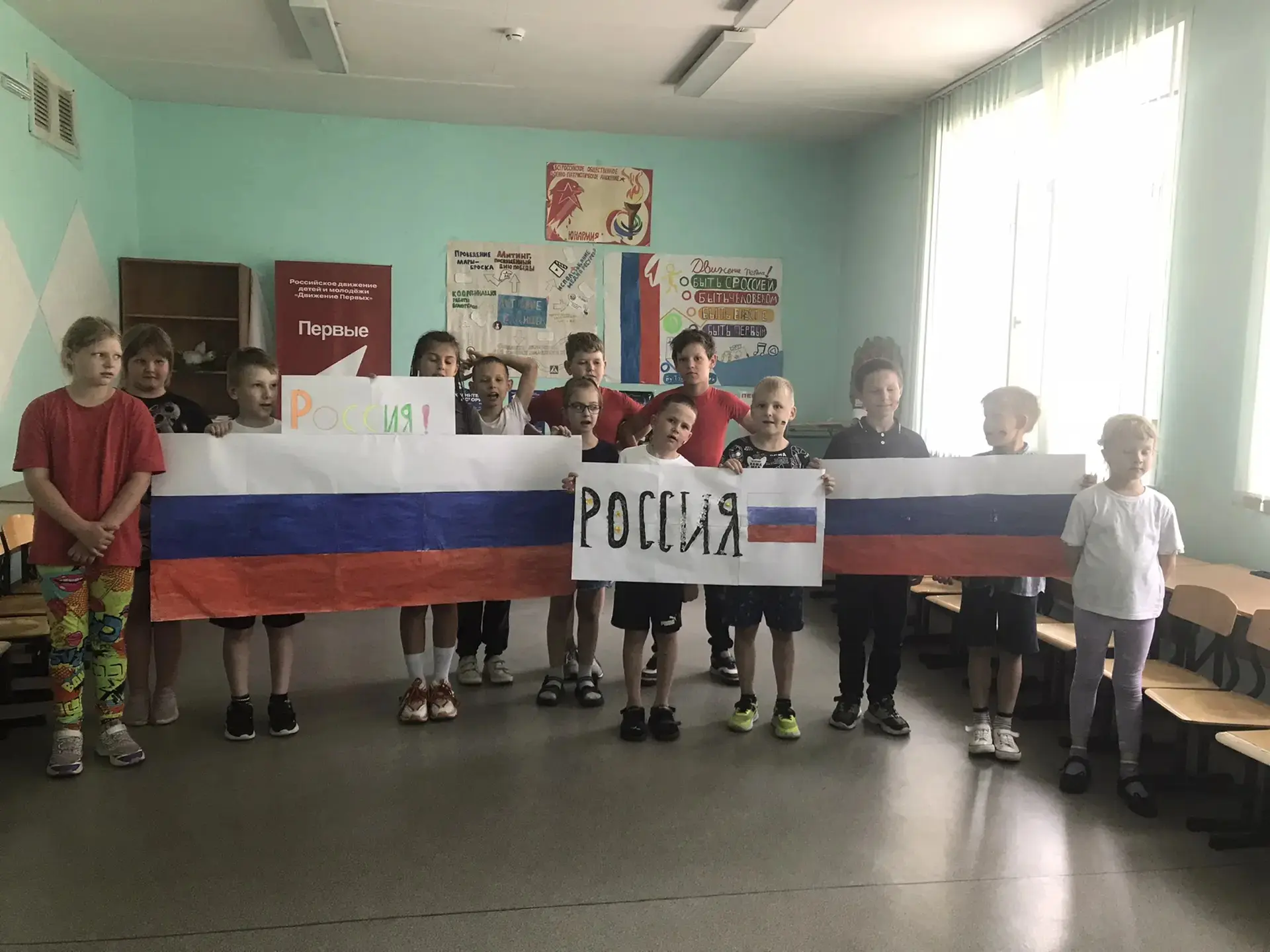 В преддверии Дня России воспитанники нашего школьного лагеря дневного пребывания приняли участие в а