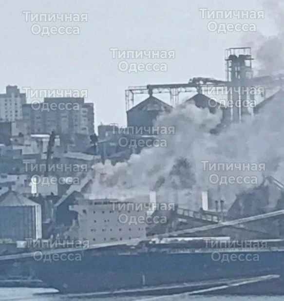 🔥Горит сухогруз в порту Одессы после прилета по нему дрона-камикадзе.