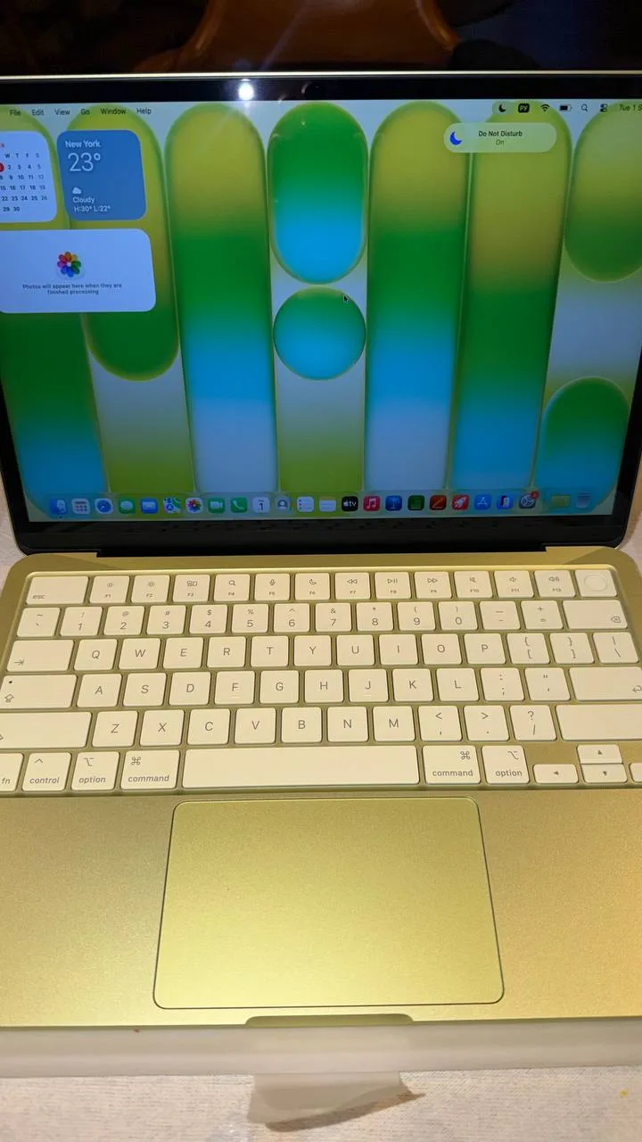 Купила себе MacBook Neo зелененький. Недорогой и очень легкий. Довольная такая🐸