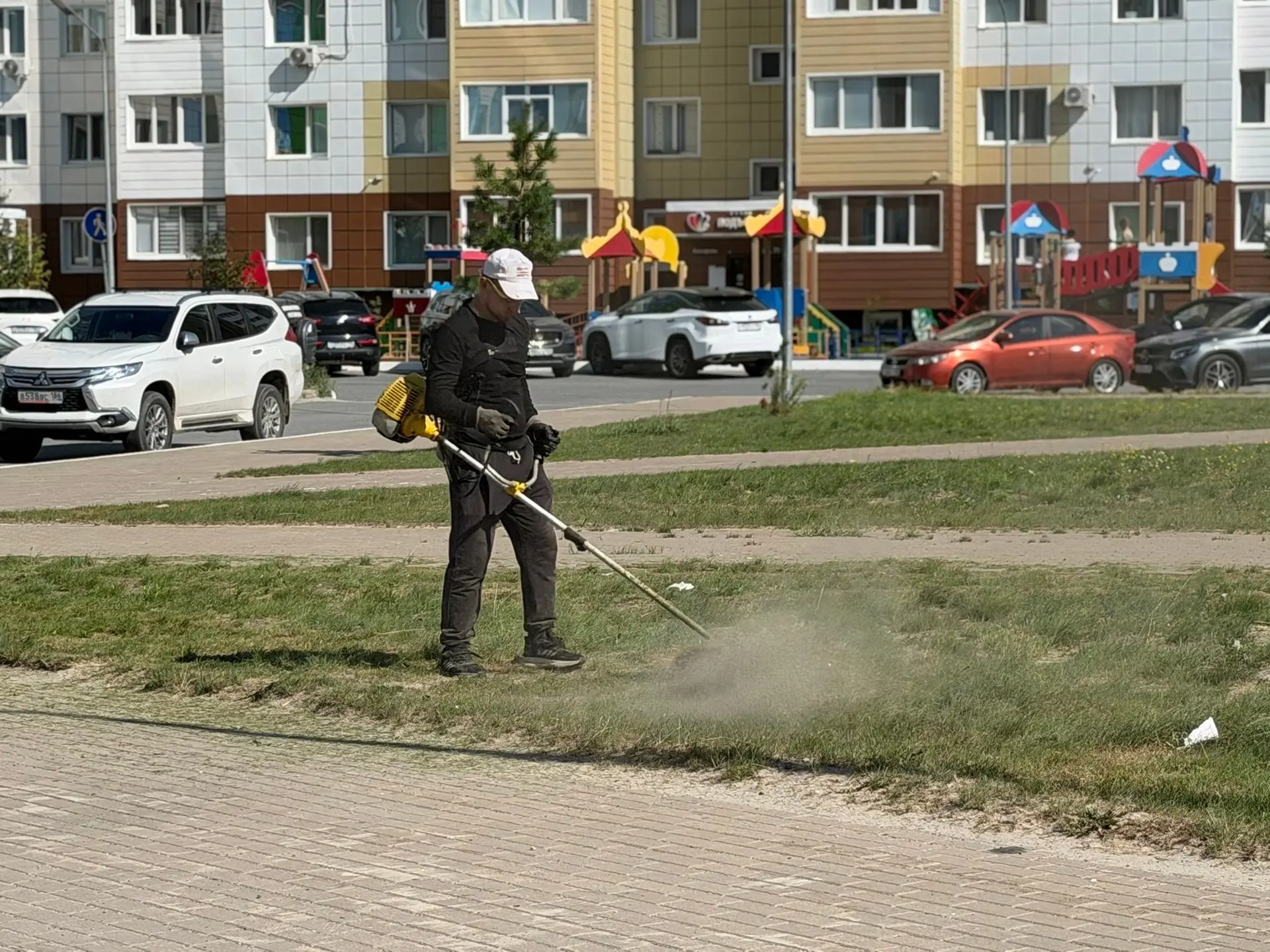 Продолжаются работы по покосу травы
