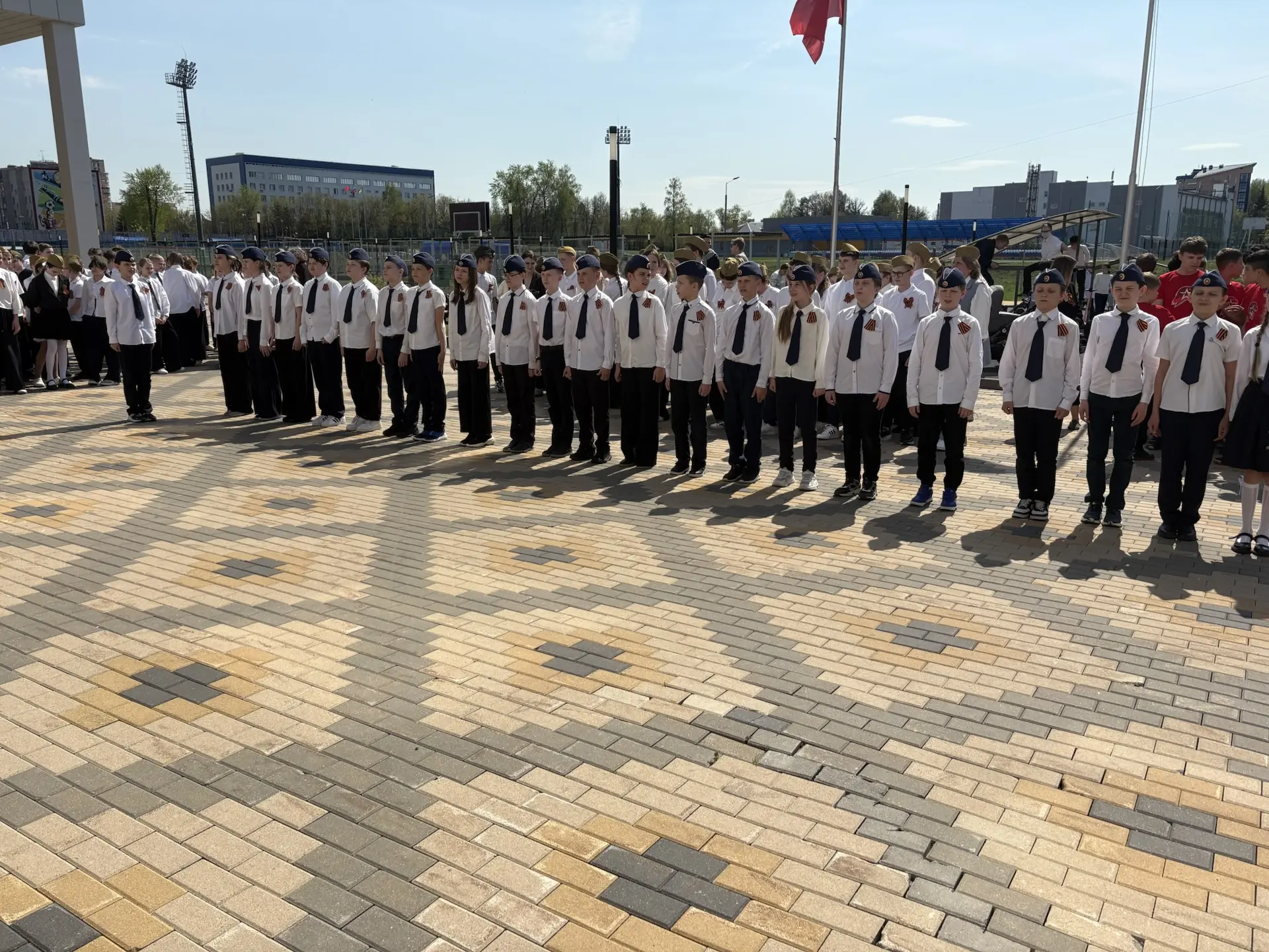 🪖 **В школе состоялся конкурс «Смотр строя и песни» среди 5–7 классов!** 🪖 Команды показали себя на 