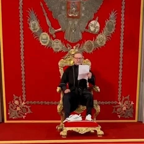 Стало известно, почему бизнесмен забрался на имперский трон в Эрмитаже