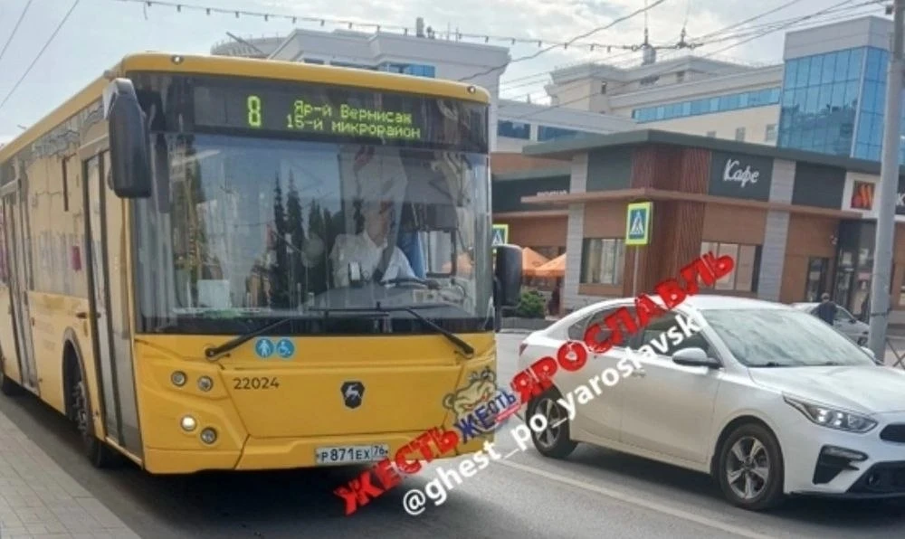 В Ярославле водитель автобуса №8 Медетбек Кудабаев во время рейса помог пассажиру, которому стало пл
