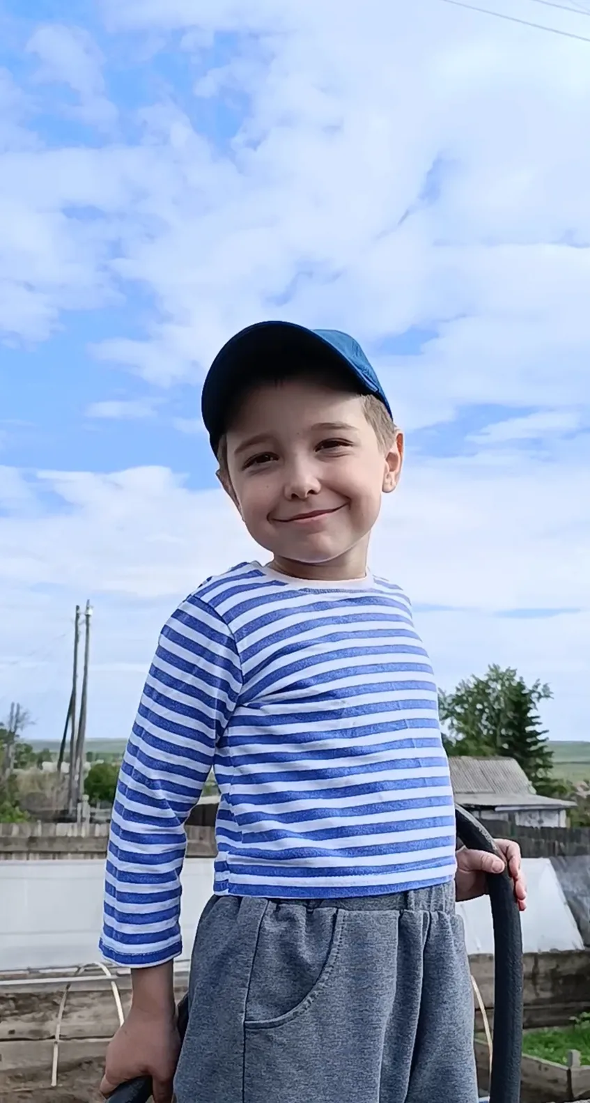 ❓Как Вы думаете, какие я в город повезу гостинцы? Чем уж богата😊

Старшая сестра ещё очень любит ка