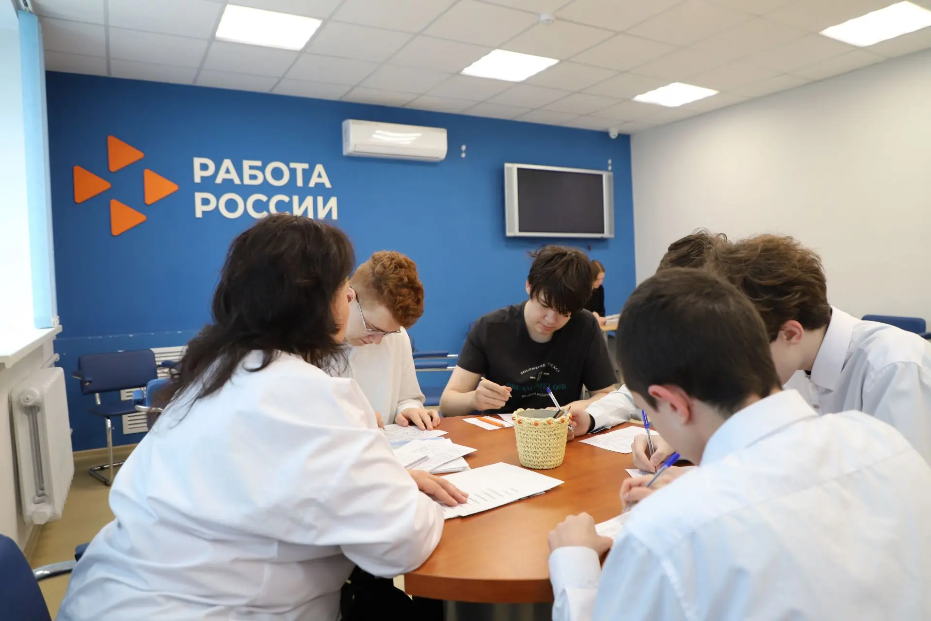 Более 3700 жителей Удмуртии определились с работой благодаря программам профориентации.