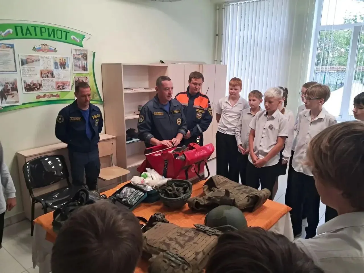 📍В преддверии Дня Гражданской обороны сотрудники МЧС Республики Крым проводят уроки по...