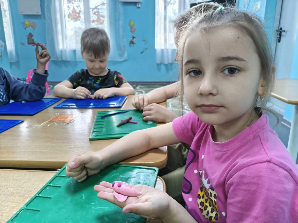 Весёлый самолёт"✈️Сегодня наши дошколята 👶 учились  лепить предмет, состоящий из часте...