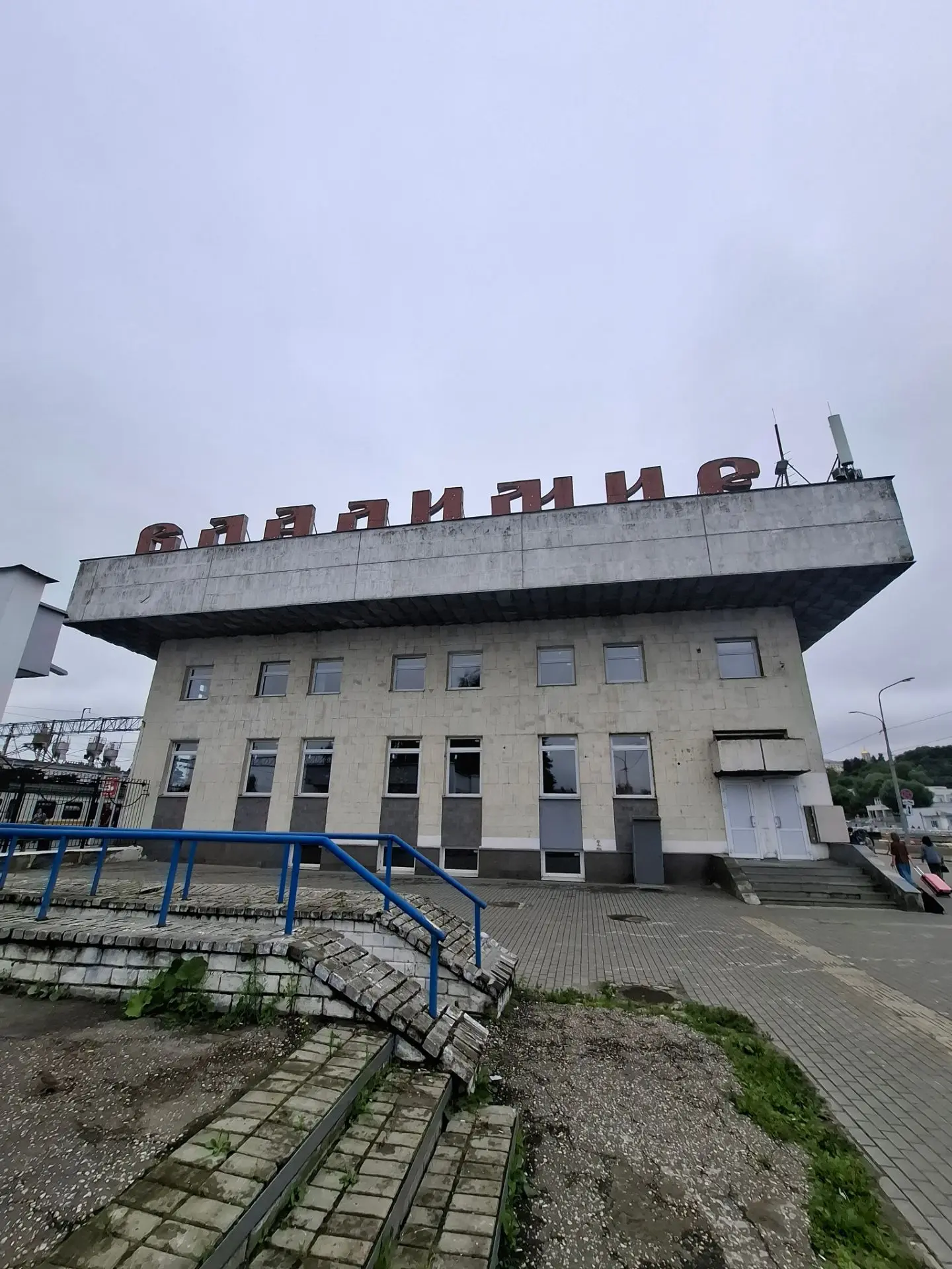 Я в процессе прогулки)

С мобильным интернетом беда, конечно. Вот только села пообедать, здесь хоть 