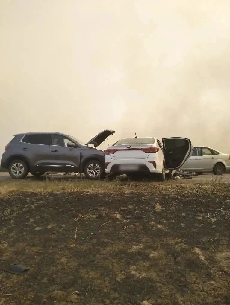 Многослойная авария со многими пострадавшими произошла в Астраханской области. Столкнулись три авто.