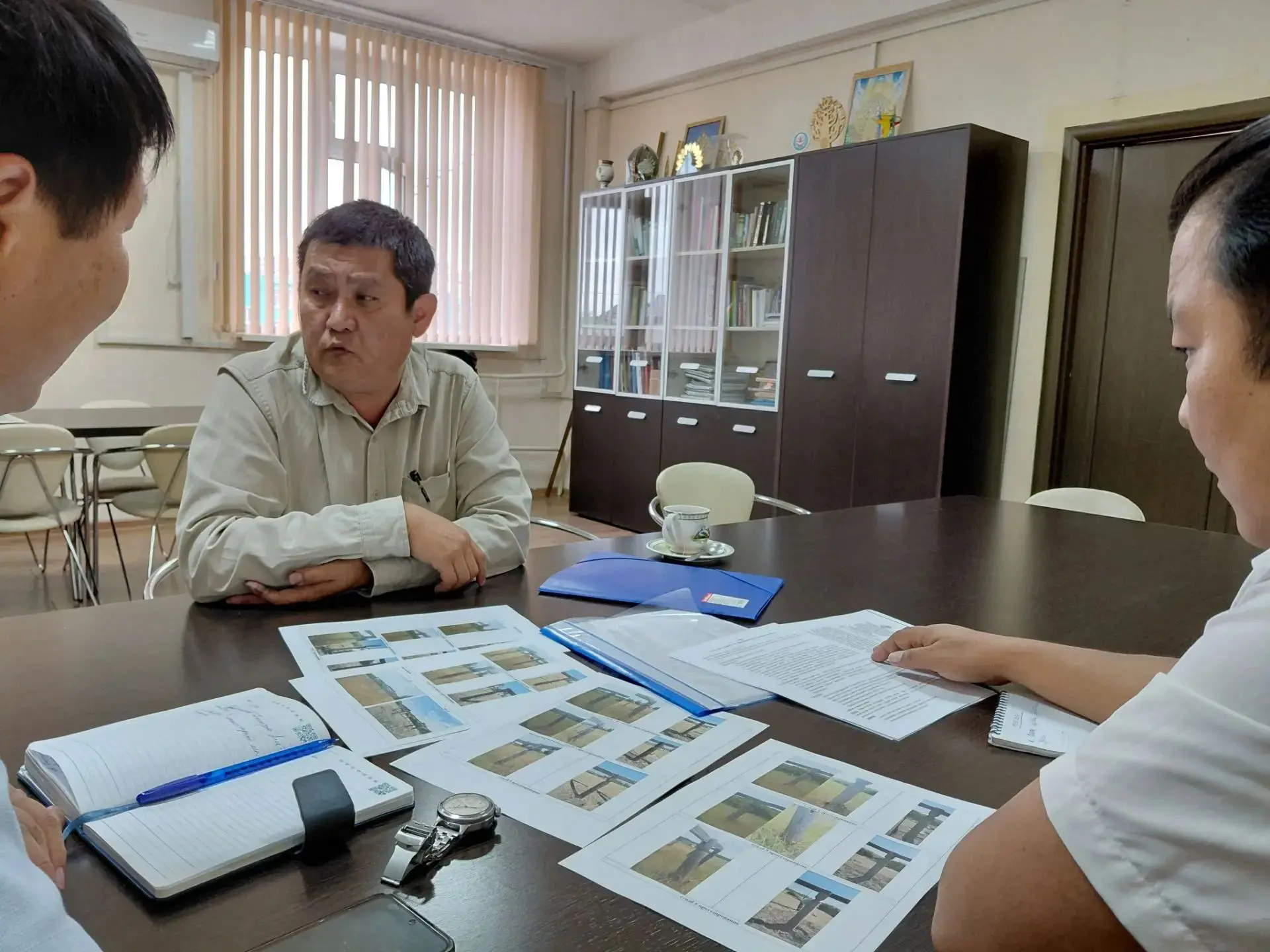 В с. Черкех проведены работы по сохранению комплекса столбов Сэргэ берестяной урасы, ед...