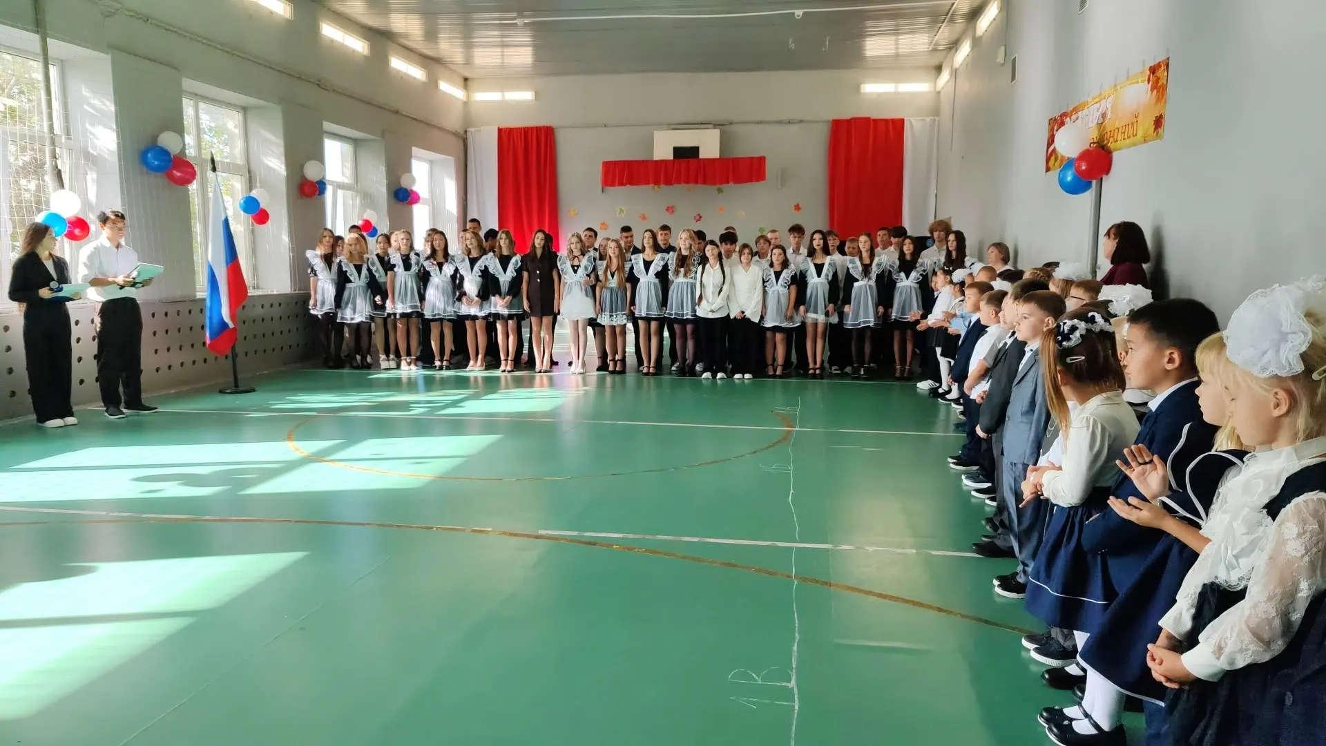 Сегодня в нашей школе прошла торжественная линейка, посвящённая 1 Сентября! Школьный дв...