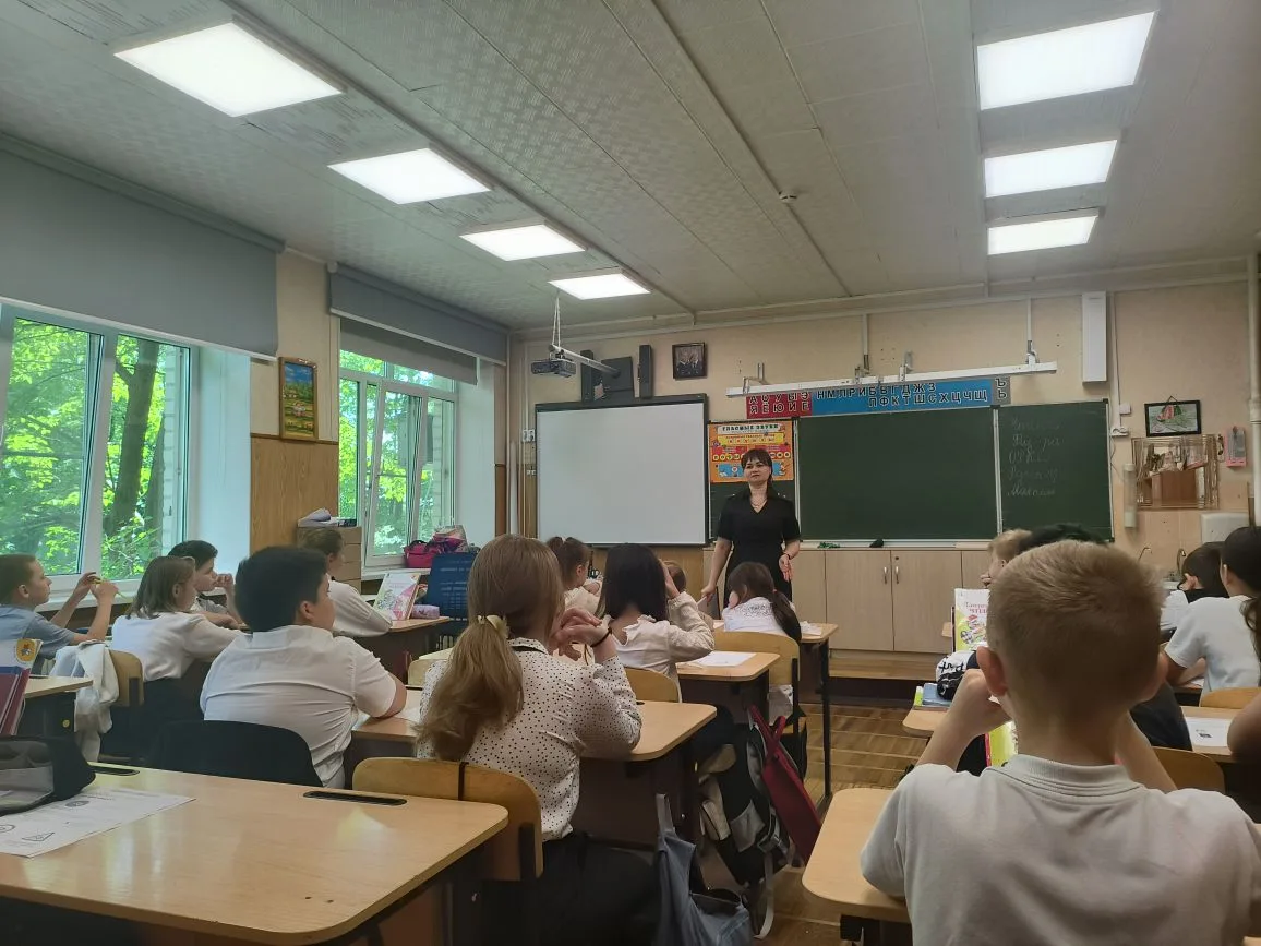 19.02.2026г.  Нашу школу посетил сотрудник ГИБДД Бедрова Диана Владимировна. Она провела беседу с уч