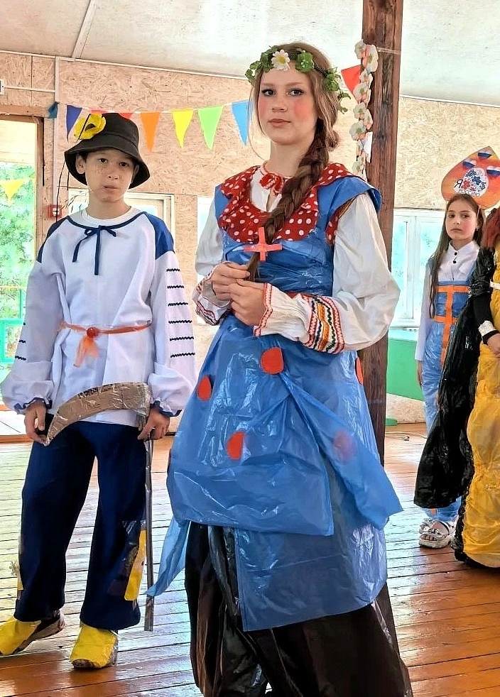 🦊В нашем лагере состоялся конкурс «Костюм народов России» из подручных материалов.