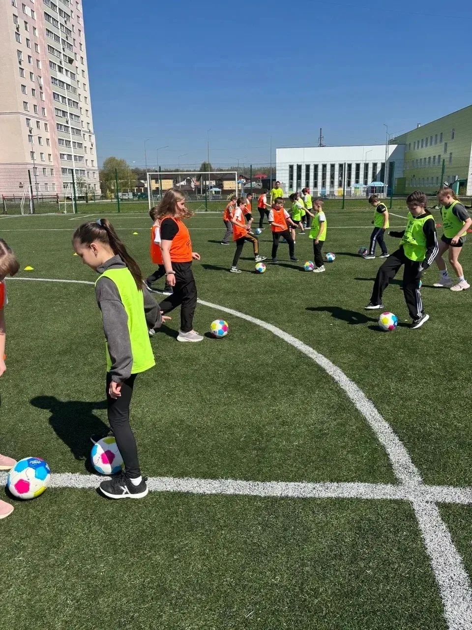 ⚽️ «Футбольная карусель» в 78-й школе!  5 мая на стадионе нашей школы прошла яркая «Футбольная карус