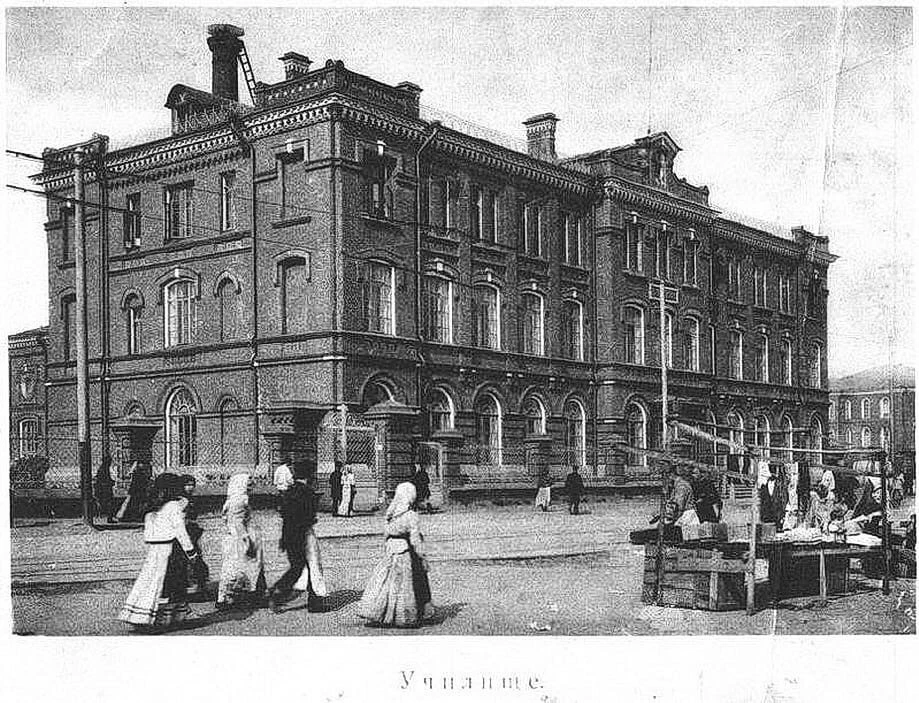 Здание на ул. Широкой (Стачек) было построено в 1894 г, а в 1900 г. в нем открылось учи...