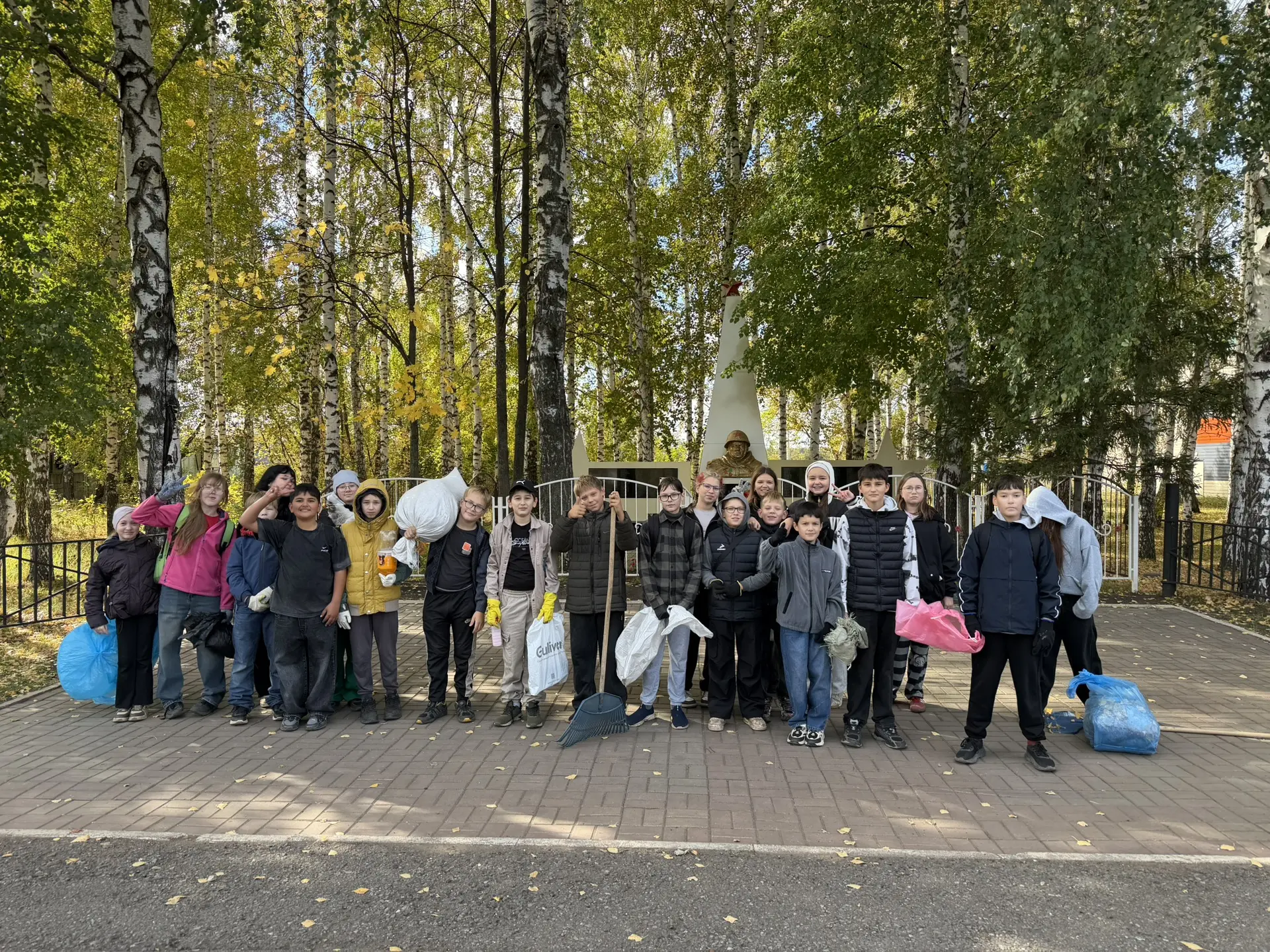 Ученики привели в порядок территорию у памятника