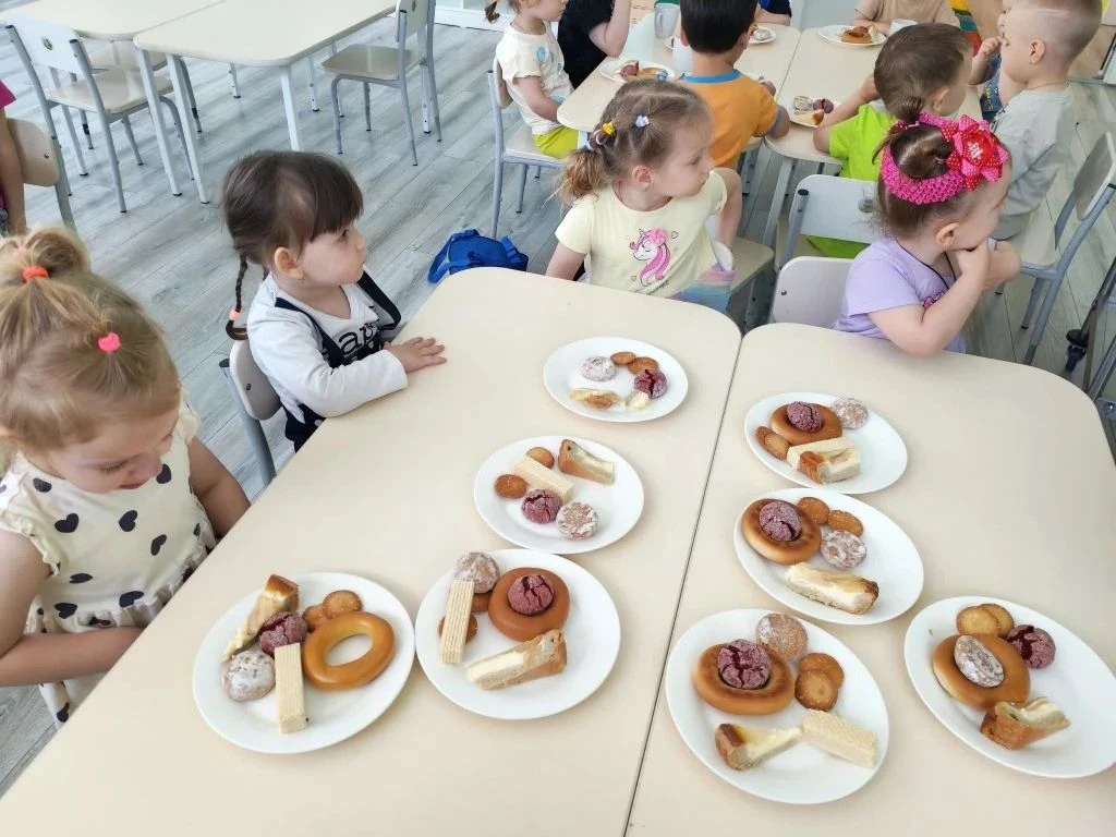 Сегодня в нашем саду царила особая атмосфера🥨🥖🥐

В преддверии Дня России с детками групп помладше