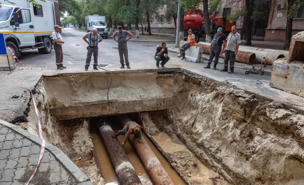В центре Волгограда снова вскрыли асфальт из-за проблем с теплосетью.