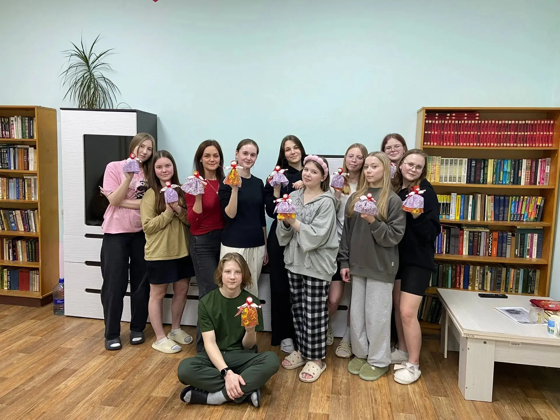 🧶🧵В общежитии нашего колледжа прошел особенный мастер-класс — "Куколка оберег", орган...