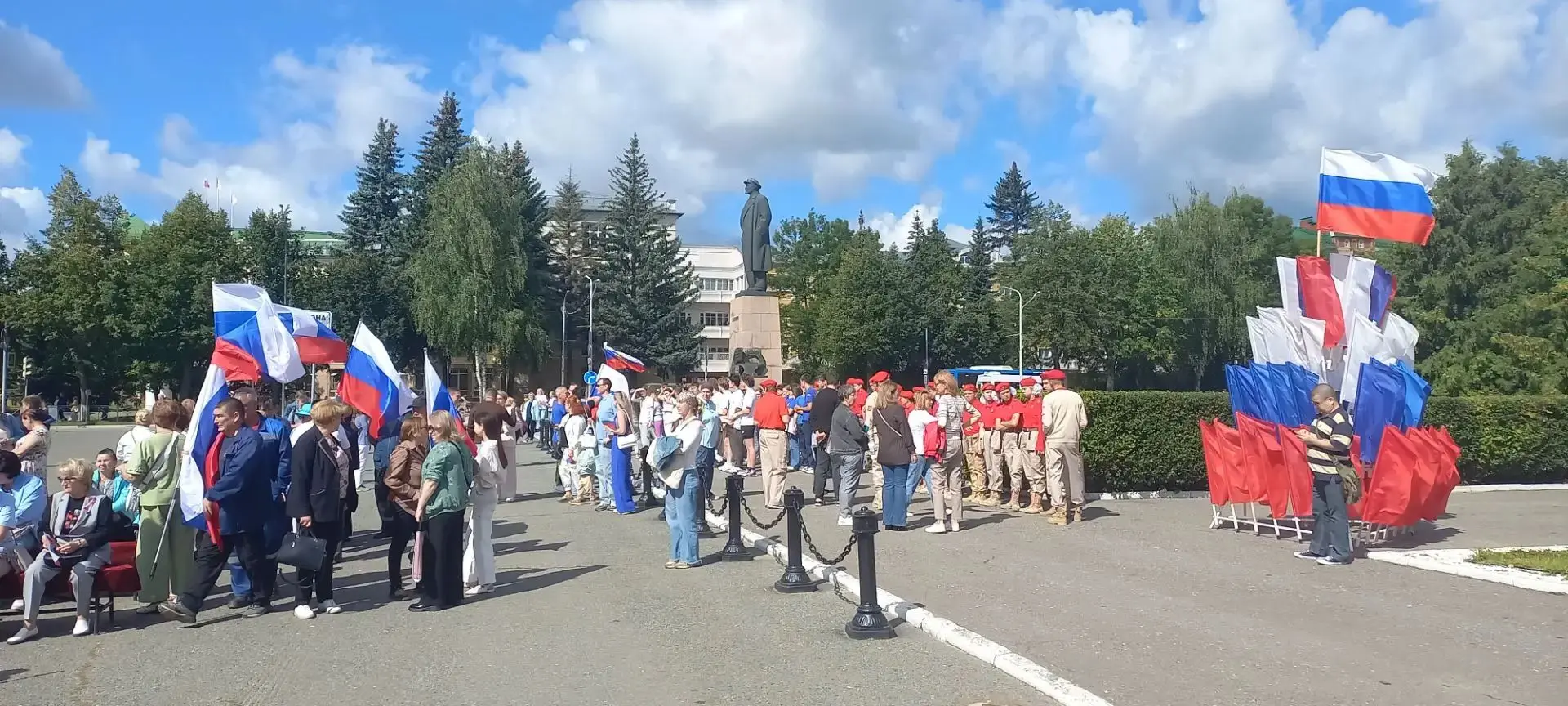 🇷🇺 В День флага России сотрудники ДК Ленина на площади Ленина Йошкар-Олы ♥️