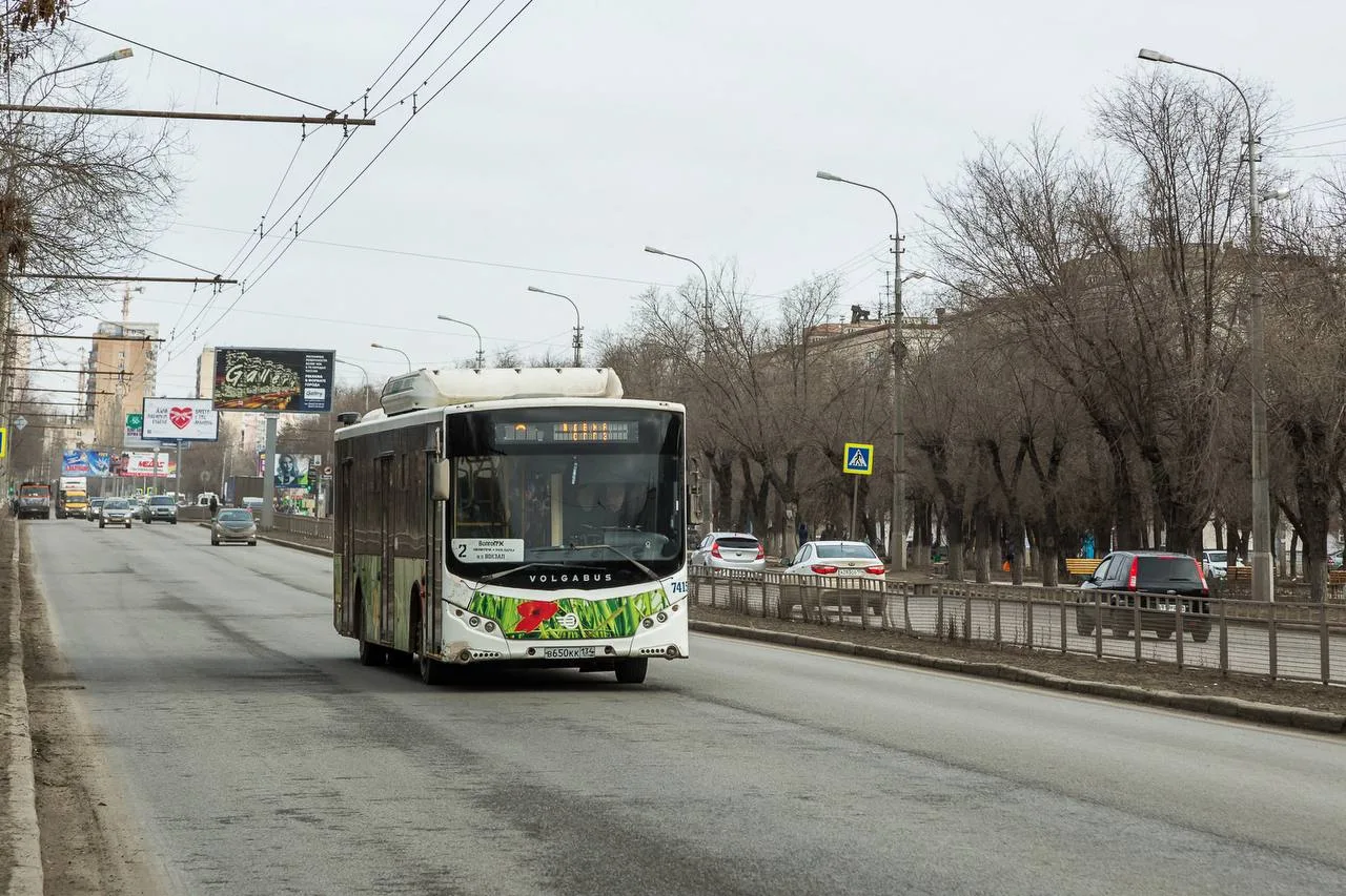🚌 Волгоградку зажало дверьми автобуса №2 — транспорт успел тронуться