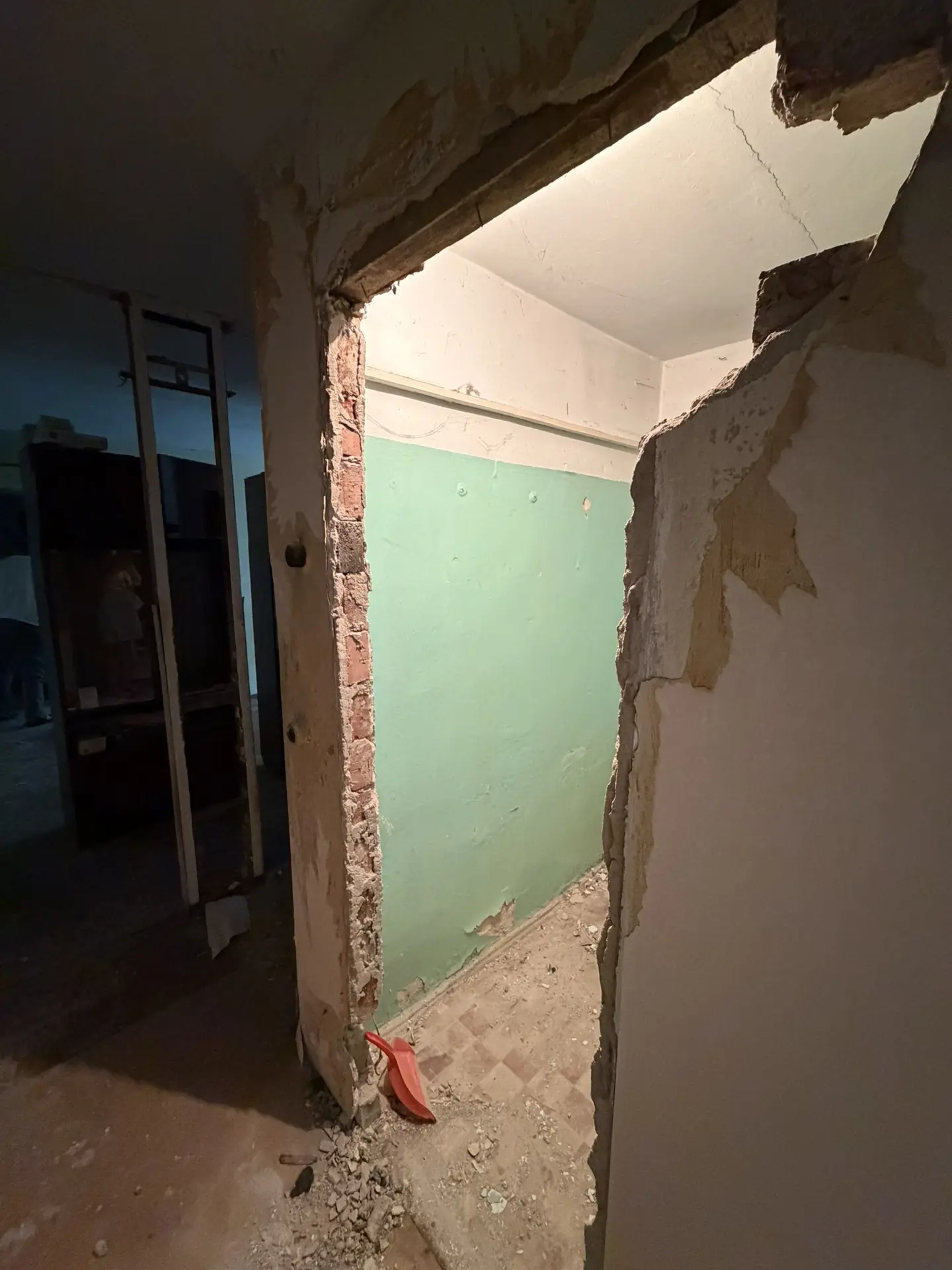 🔨 Демонтаж — первый шаг к обновлению пространства.