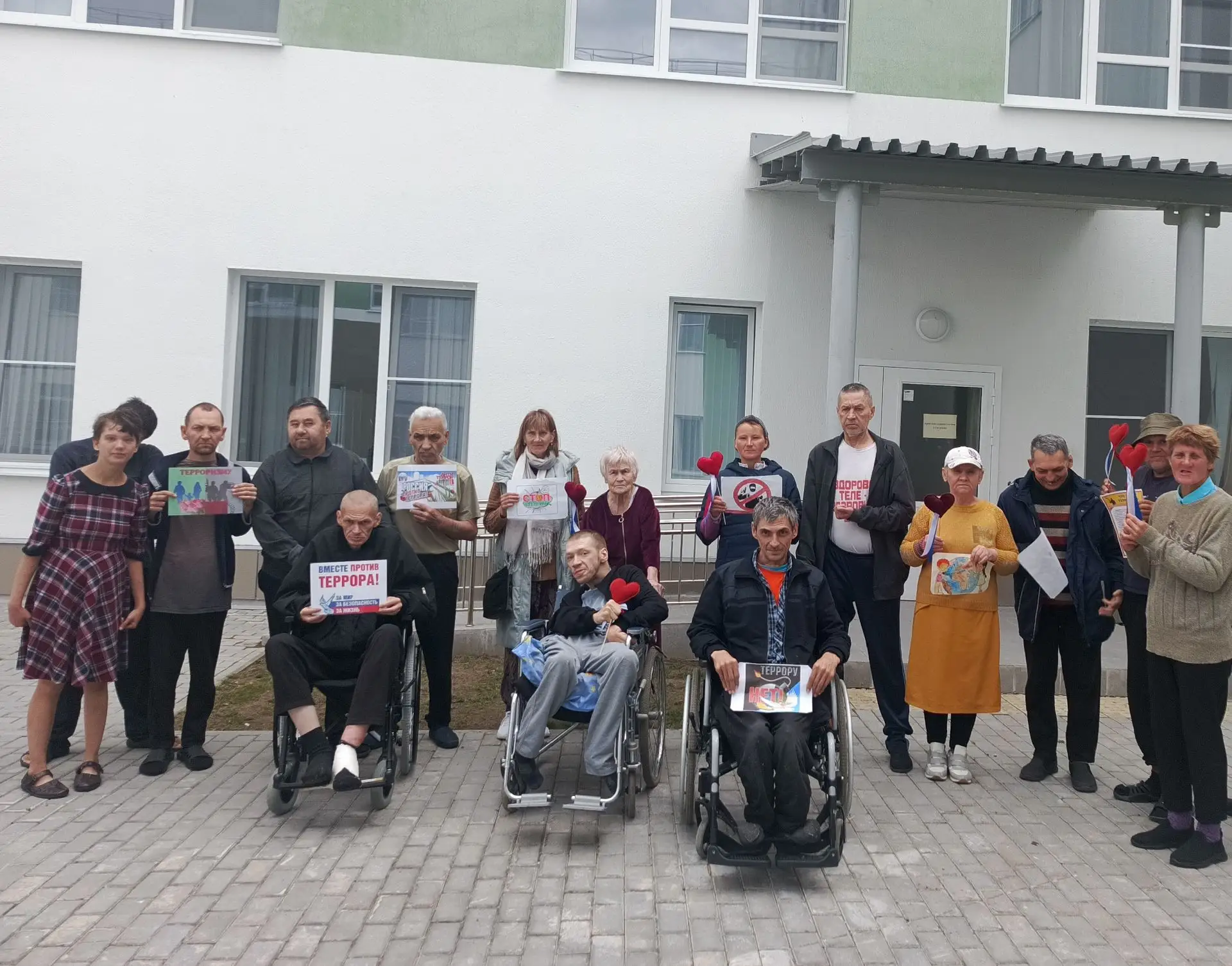 Сегодня в нашем доме прошла акция, приуроченная к Дню солидарности в борьбе с терроризмом.