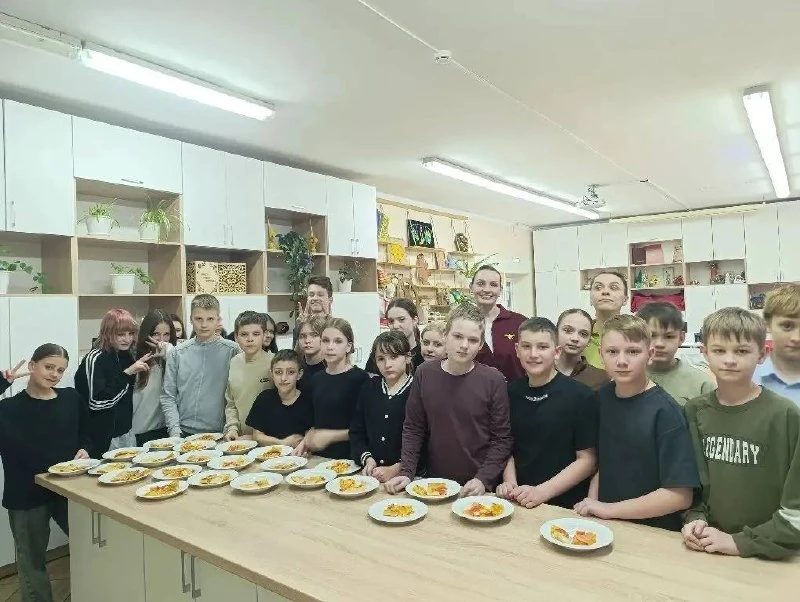 Пока начальная школа мастерит, средняя школа в рамках Родительского фестиваля кулинарит 🔯  Ученики 6