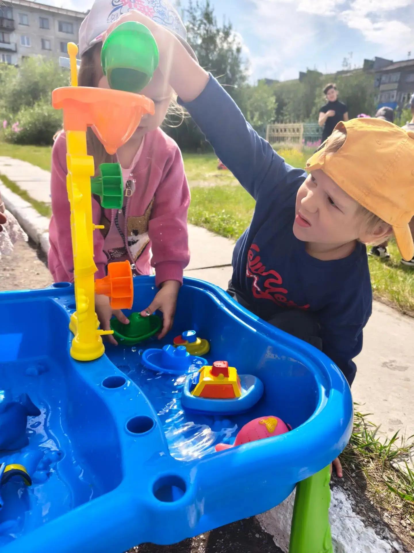 💦 Сегодня наши прогулки — это не просто свежий воздух, а настоящий водный фестиваль! Педагоги устро