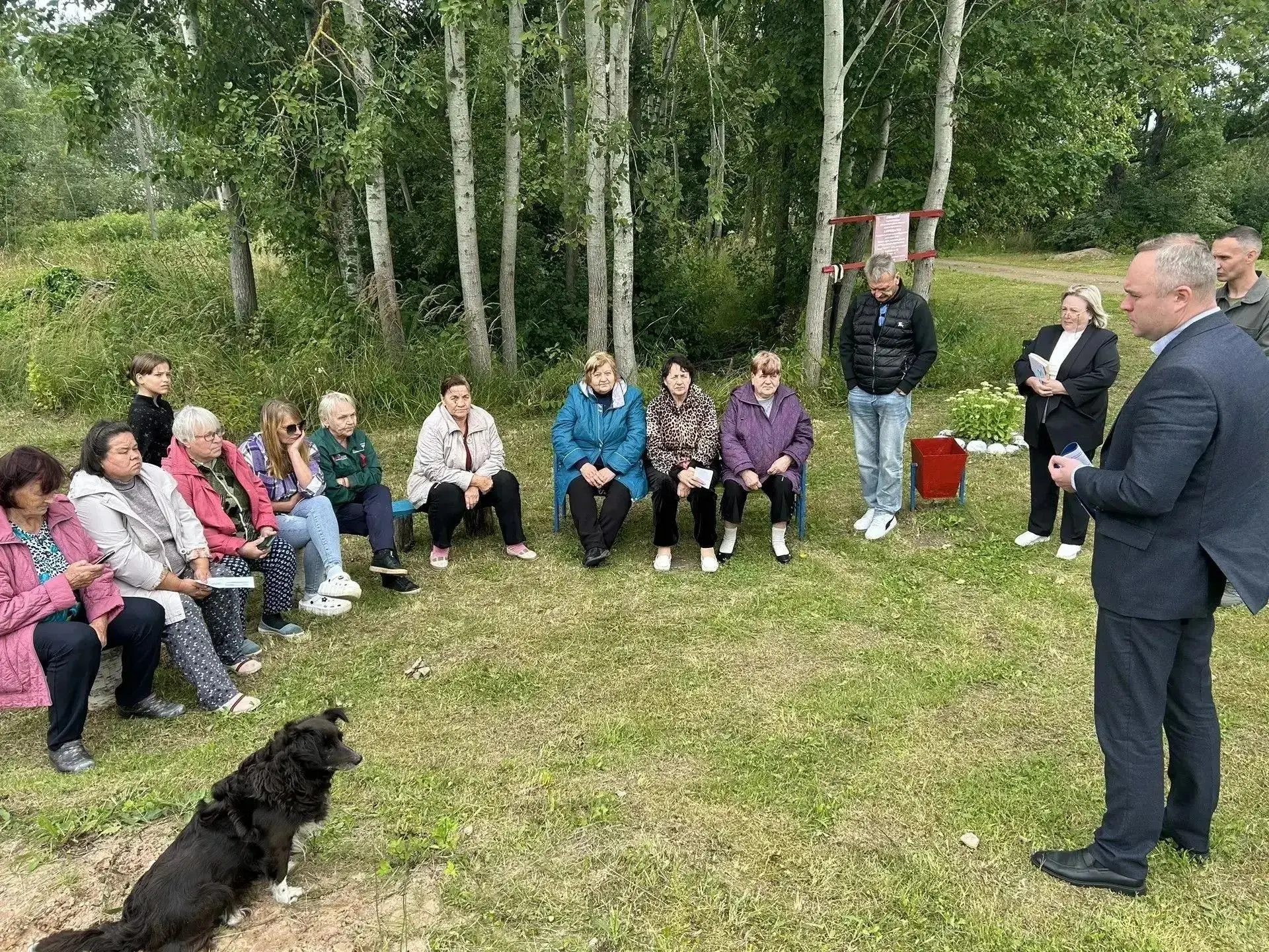 Установку детской площадки в деревне Петрухны обсудили жители и представители власти