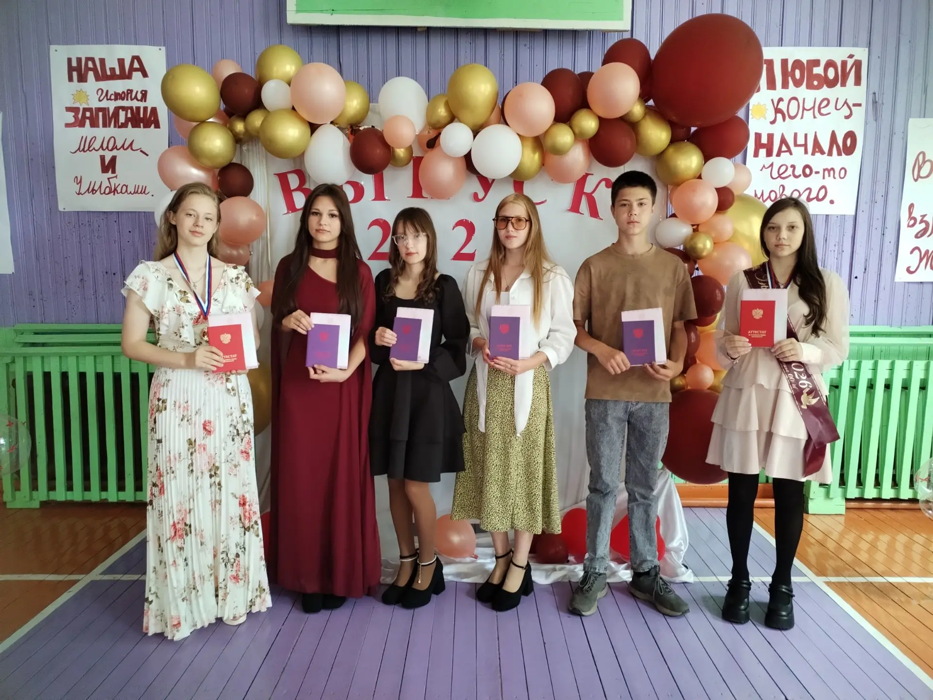 В добрый путь, выпускники!

Сегодня в нашей школе прошло торжественное вручение аттестатов. Это знам