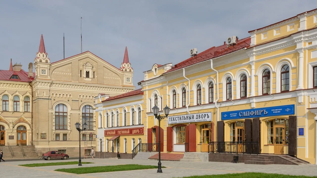 Маршрут "Ярославия — страна городов" на три дня.

1 день: Ярославль. 
🔹 Прогулка по территории Ярос