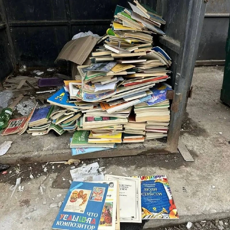 В посёлке Молодёжном Хабаровского края в День знаний была обнаружена большая куча книг,...