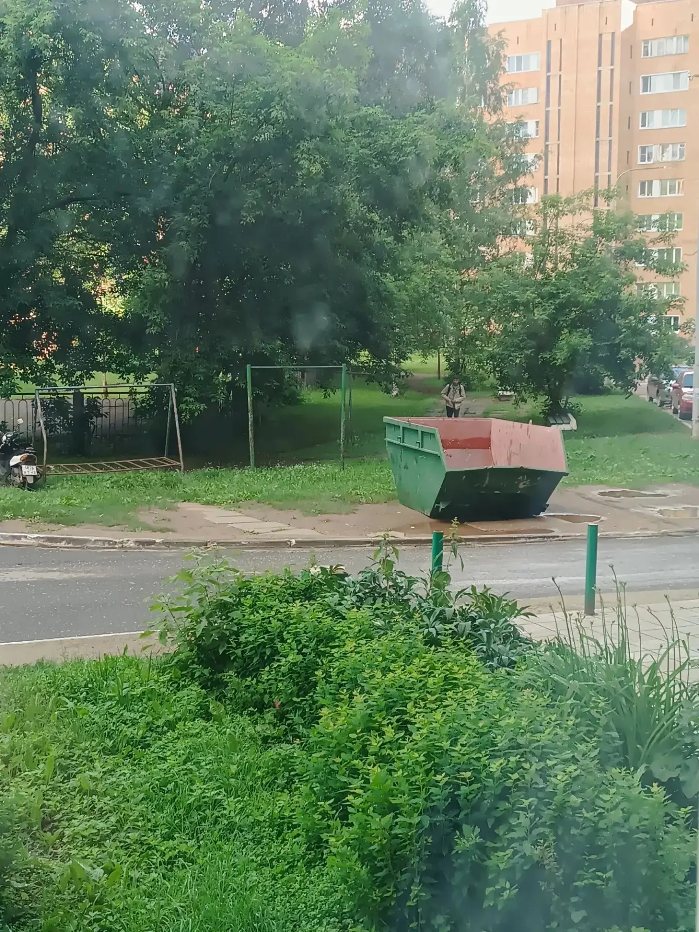 Добрый вечер. Во дворе дома 2 к 1 по улице Ленина сегодня установили контейнер для мусора. Контейнер