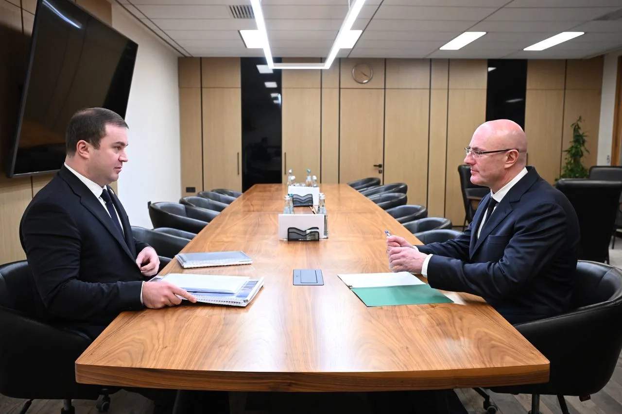 Дмитрий Чернышенко провел рабочую встречу с губернатором Омской области Виталием Хоценко   ✅На ней о
