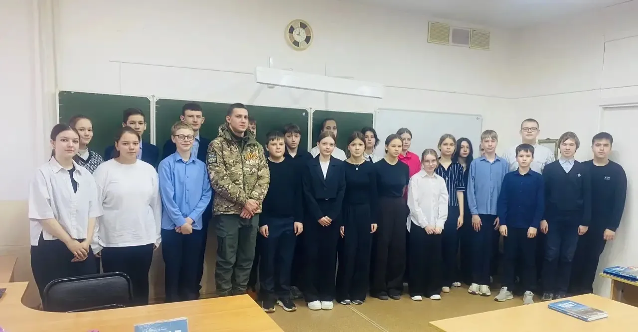 У учеников 6В и 7А классов прошла встреча с участником СВО Маркеловым Никитой Сергеевичем.Никита Сер