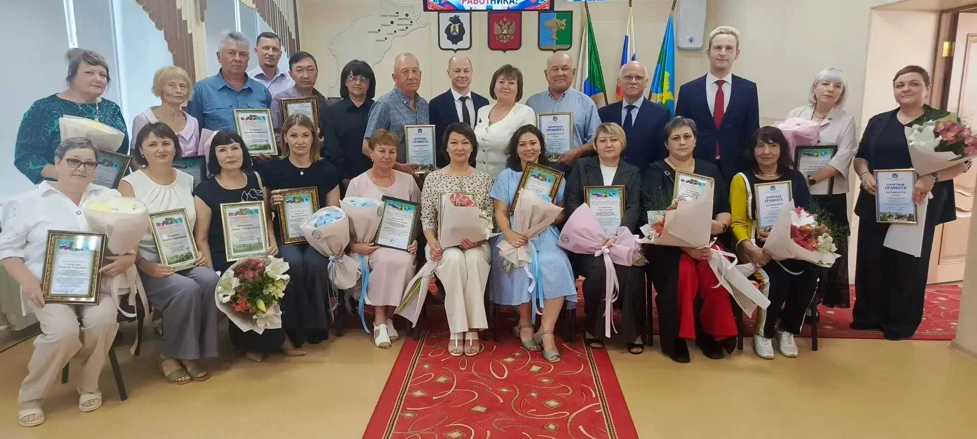 Сегодня, в преддверии Дня медика, мне выпала большая честь пожать руку людям, которые каждый день де