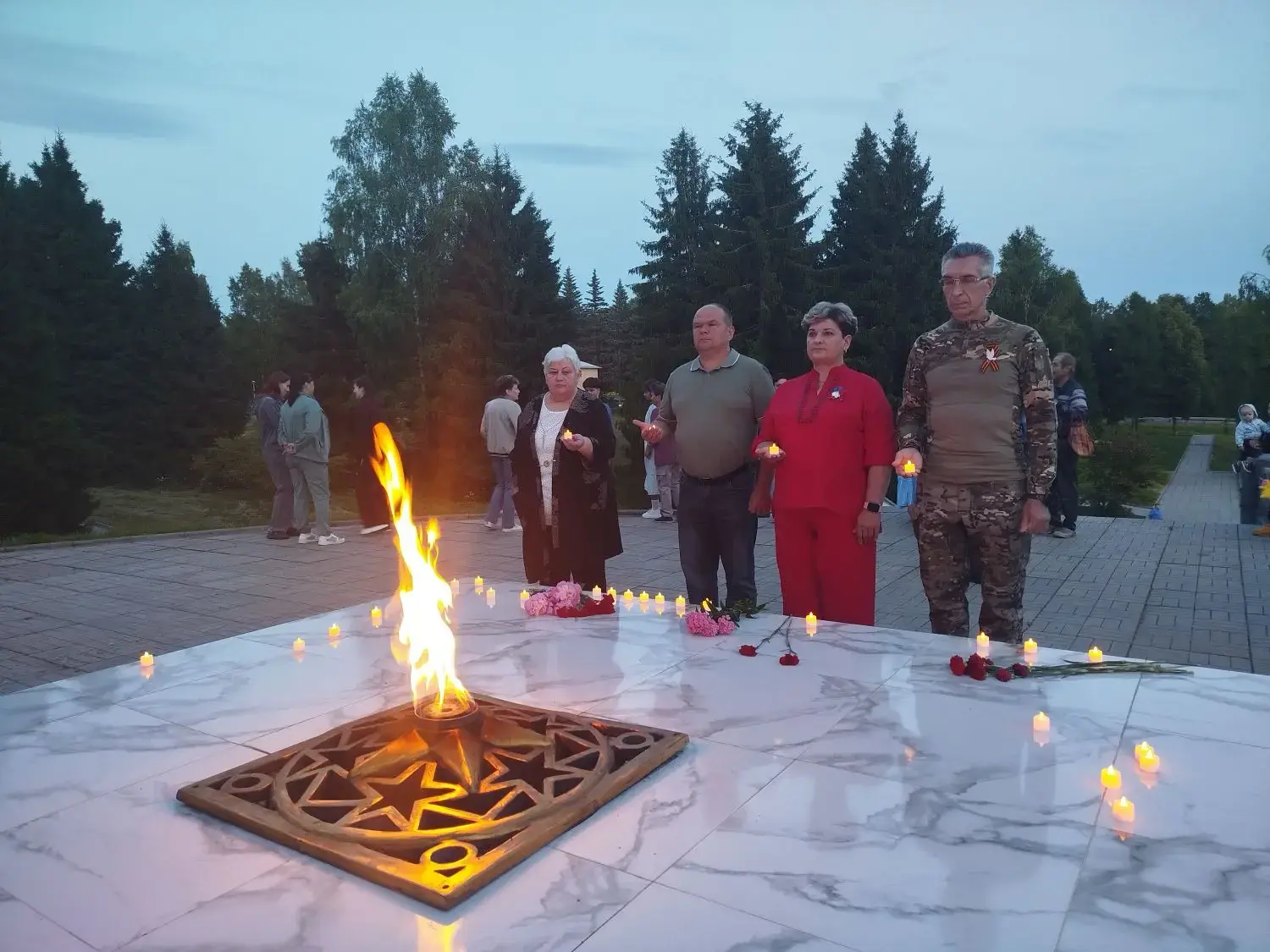 /СВЕЧА ПАМЯТИ/

21 июня на Кургане Славы, у Вечного Огня, в с. Ильинское, прошла акция «Свеча памяти