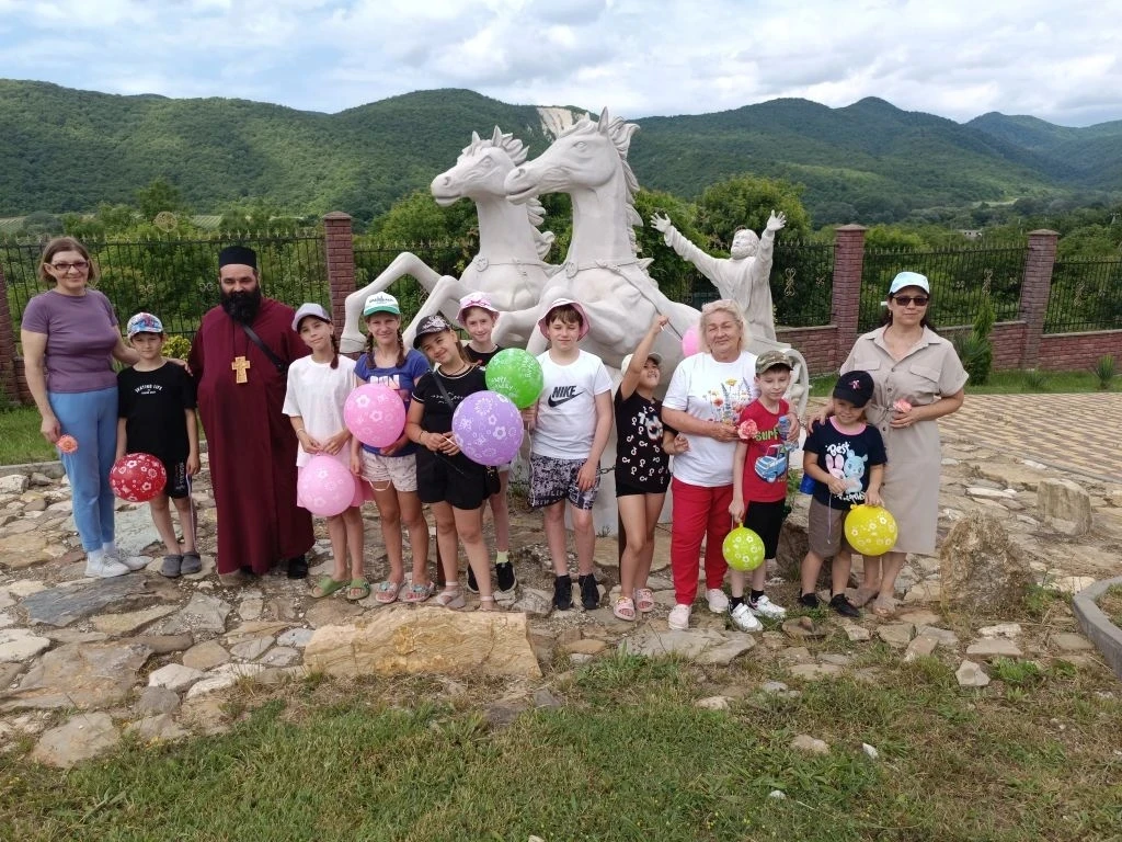 Флешмоб «Мы — дети России» на летней площадке!

На этой неделе наша детская школьная летняя площадка
