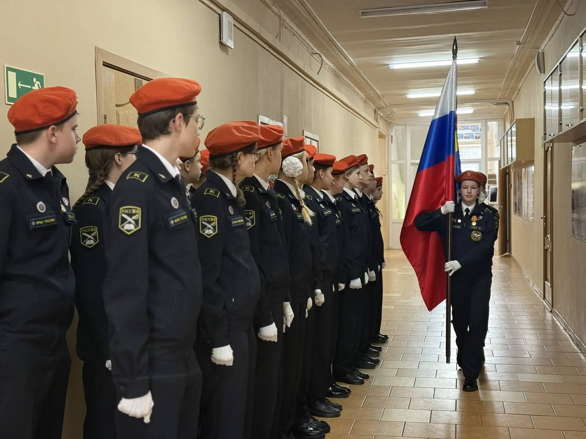 Еженедельный церемониал вноса Государственного флага Российской Федерации и флага Калининградской об