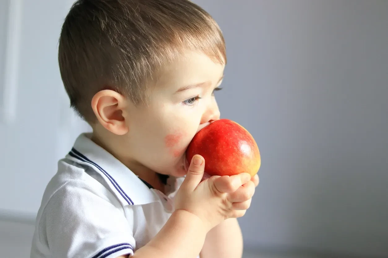 👶 Что может «запустить» пищевую аллергию у ребёнка?